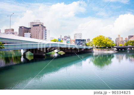 広島駅南側の川沿いのビル街です。水の都広島は川の多い街です。駅西高架橋と上柳橋方面展望。広島県 広島駅南側の川沿いのビル街です。水の都広島は川の多い街です。駅西高架橋と上柳橋方面展望。広島県 90334825