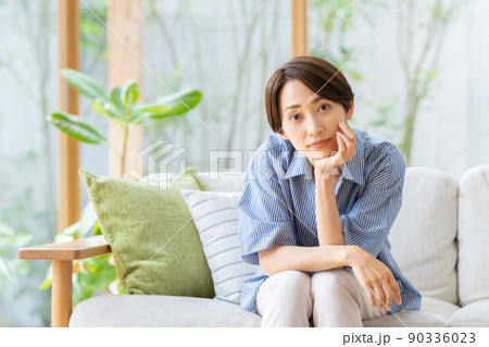 リビングでくつろぐミドルの女性 リビングでくつろぐミドルの女性 90336023
