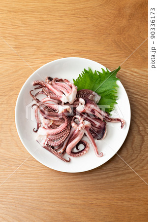 イカげそ　木目背景 90336173