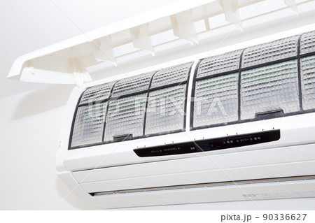 ほこりがたまったエアコンのフィルター ほこりがたまったエアコンのフィルター 90336627