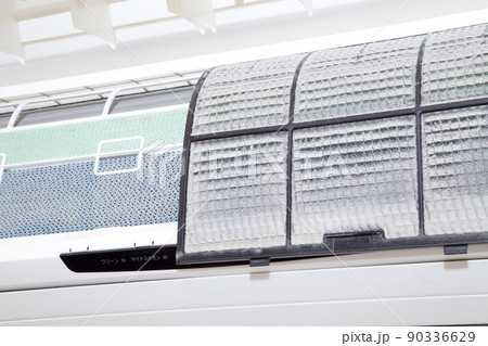 ほこりがたまったエアコンのフィルター ほこりがたまったエアコンのフィルター 90336629