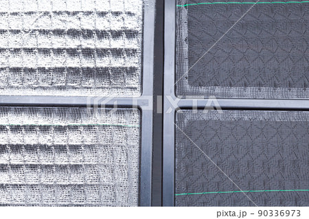 エアコンのフィルターの掃除 掃除前(左)と掃除後(右) エアコンのフィルターの掃除 掃除前(左)と掃除後(右) 90336973