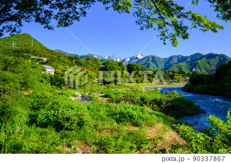 (群馬県)初夏の谷川連峰と新緑・水上八景 (群馬県)初夏の谷川連峰と新緑・水上八景 90337867