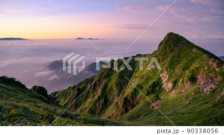 （群馬県）夏の谷川岳・夜明けと雲海 90338056