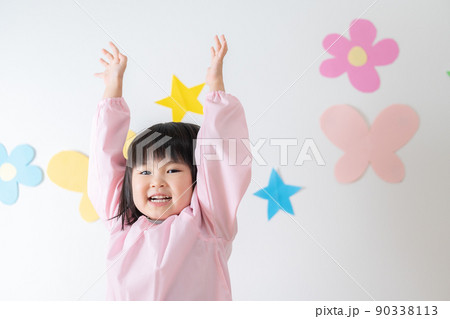 手を挙げる笑顔の園児(子供・育児・子育て・保育園・幼稚園) 手を挙げる笑顔の園児(子供・育児・子育て・保育園・幼稚園) 90338113