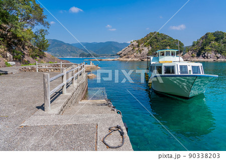 高知県土佐清水市　竜串湾の見残し海岸のグラスボートの船着場 90338203