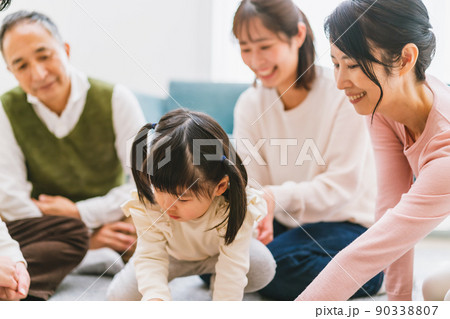 一人娘を見守る両親と祖父母 90338807