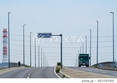 国道の橋の交通 国道254号 朝霞大橋 ダンプカーと自転車 2022.05　 90339360