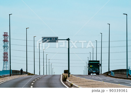 国道の橋の交通 国道254号 朝霞大橋 ダンプカーと自転車 2022.05　高コントラスト 90339361