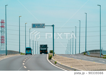 国道の橋の交通 国道254号 朝霞大橋 ダンプカーと軽自動車 2022.05　a-3 ライトカラー 90339366