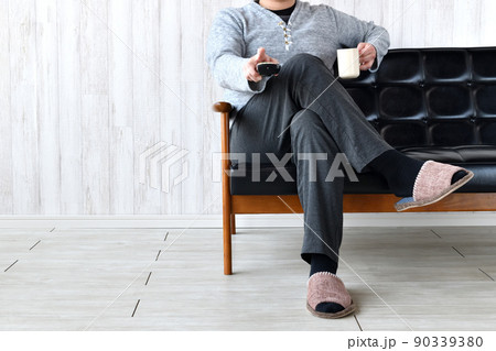 テレビのチャンネルを変える男性 90339380