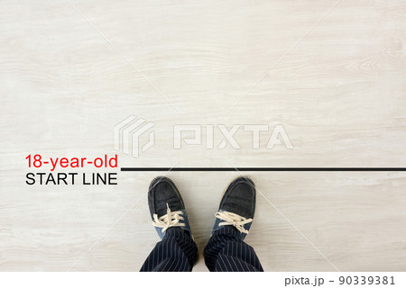 18歳成人のスタートラインと男性の足元 90339381
