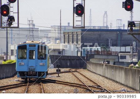 水島の工業地帯を走る気動車 水島の工業地帯を走る気動車 90339985