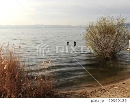 大津下阪本付近の琵琶湖湖畔の釣り人の空撮 大津下阪本付近の琵琶湖湖畔の釣り人の空撮 90340126