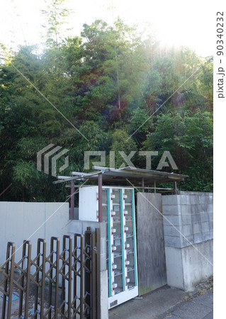 (里の風景)雑林の脇の無人販売所:縦構図 (里の風景)雑林の脇の無人販売所:縦構図 90340232