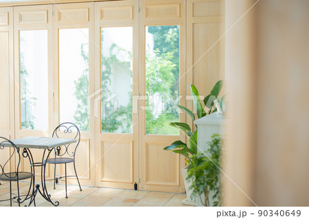 カフェ内装　木製サッシ　　 90340649