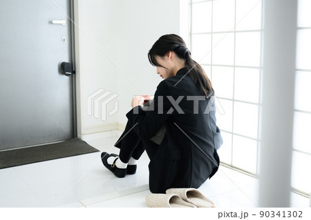 もう仕事行きたくなくなっちゃった女性 もう仕事行きたくなくなっちゃった女性 90341302