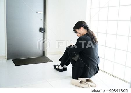 もう仕事行きたくなくなっちゃった女性 90341306