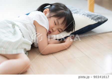 お昼寝をする4歳の子供（育児・子育て） 90341617