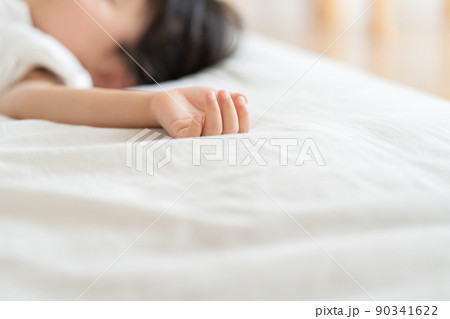 お昼寝をする4歳の子供（育児・子育て） 90341622