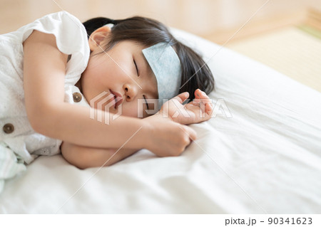 熱で休む4歳の子供（風邪・病気・欠席・睡眠・育児・子育て） 90341623