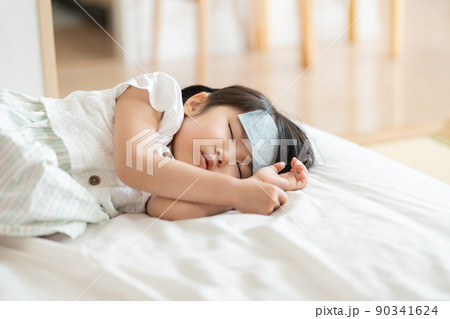 熱で休む4歳の子供(風邪・病気・欠席・睡眠・育児・子育て) 熱で休む4歳の子供(風邪・病気・欠席・睡眠・育児・子育て) 90341624