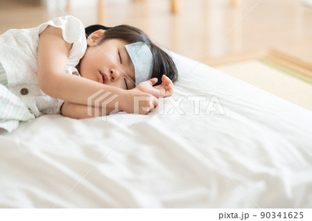 熱で休む4歳の子供（風邪・病気・欠席・睡眠・育児・子育て） 90341625