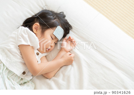 熱で休む4歳の子供(風邪・病気・欠席・睡眠・育児・子育て) 熱で休む4歳の子供(風邪・病気・欠席・睡眠・育児・子育て) 90341626