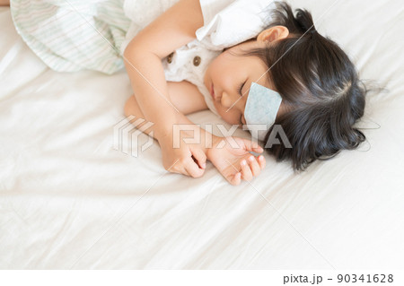 熱で休む4歳の子供(風邪・病気・欠席・睡眠・育児・子育て) 熱で休む4歳の子供(風邪・病気・欠席・睡眠・育児・子育て) 90341628