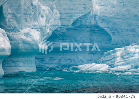 Antartica - Tabular Iceberg in Bransfield Strait Antartica - Tabular Iceberg in Bransfield Strait 90341778
