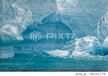 Antartica - Tabular Iceberg in Bransfield Strait Antartica - Tabular Iceberg in Bransfield Strait 90341779