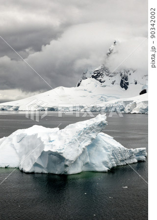 Antarctica - Pieces Of Floating Ice - Global Warming 90342002