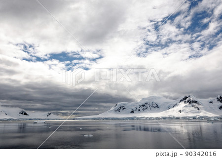 Cruising in Antarctica - Fairytale landscape 90342016