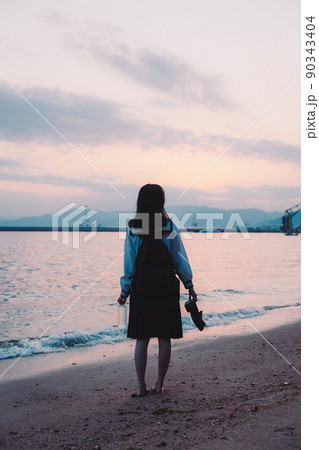 制服姿の女子高生と美しい夕焼け空 制服姿の女子高生と美しい夕焼け空 90343404