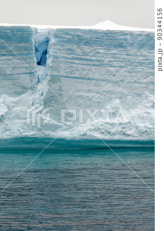 Antartica - Tabular Iceberg in Bransfield Strait Antartica - Tabular Iceberg in Bransfield Strait 90344156