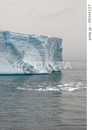 Antartica - Tabular Iceberg in Bransfield Strait Antartica - Tabular Iceberg in Bransfield Strait 90344157
