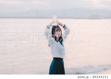 制服姿の女子高生と美しい夕焼け空 制服姿の女子高生と美しい夕焼け空 90344231