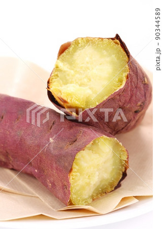 紅優甘　べにゆうか　紅はるか　茨城県産　焼き芋　2つに折った断面 90344589
