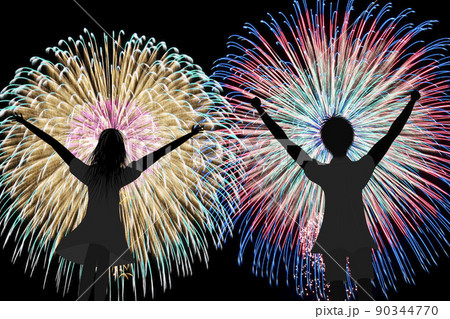 花火を見上げ、バンザイする男女のシルエット。 花火を見上げ、バンザイする男女のシルエット。 90344770