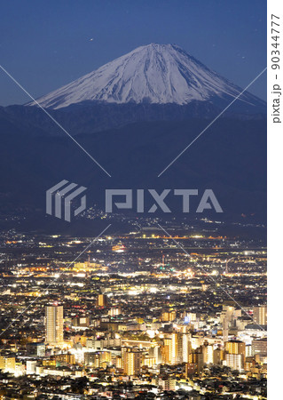 富士山と甲府市街　夜景 90344777