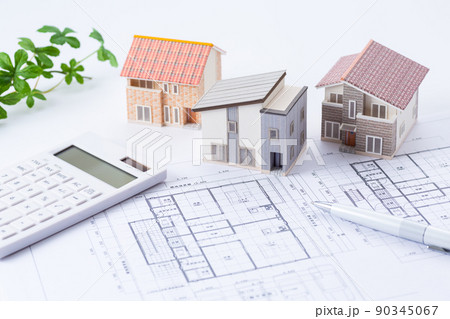 住宅図面(間取り図)と家と電卓 住宅図面(間取り図)と家と電卓 90345067