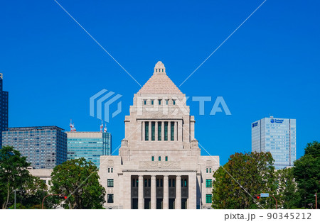 青空を背景にした国会議事堂(東京都千代田区永田町) 青空を背景にした国会議事堂(東京都千代田区永田町) 90345212