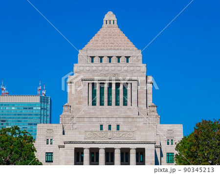 青空を背景にした国会議事堂(東京都千代田区永田町) 青空を背景にした国会議事堂(東京都千代田区永田町) 90345213