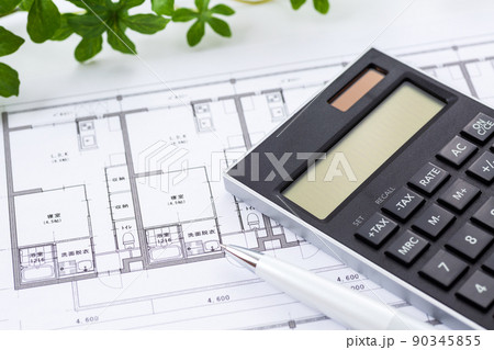 マンションの住宅図面（間取り図）と家と電卓 90345855