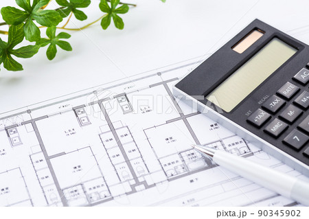 マンションの住宅図面(間取り図)と電卓 マンションの住宅図面(間取り図)と電卓 90345902