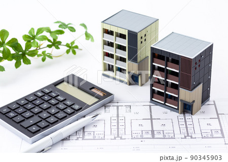 マンションの住宅図面（間取り図）と家と電卓 90345903