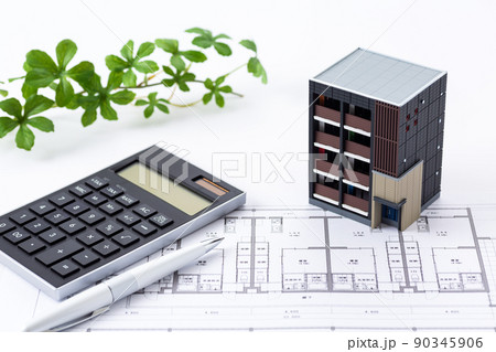 マンションの住宅図面(間取り図)と家と電卓 マンションの住宅図面(間取り図)と家と電卓 90345906
