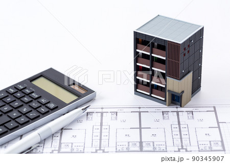 マンションの住宅図面(間取り図)と家と電卓 マンションの住宅図面(間取り図)と家と電卓 90345907