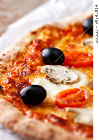 Pizza with back olives, mushrooms and fresh oregano. 90345914