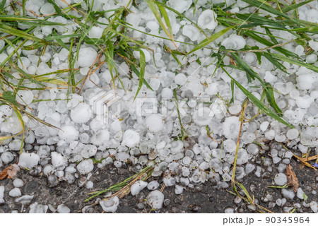 道に積もった雹 道に積もった雹 90345964